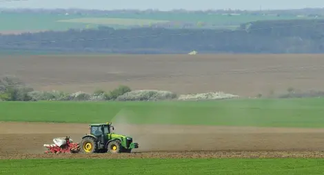 Броят на сделките с  ниви пада драстично