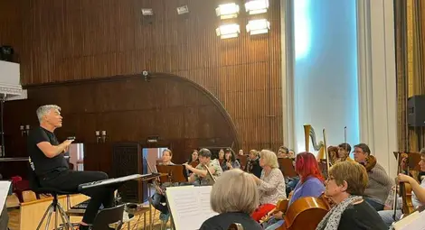 Русенските музиканти се подготвят за турнето под ръководството на германския диригент Вилхелм Кайтел.                     						Снимка: Държавна опера-Русе