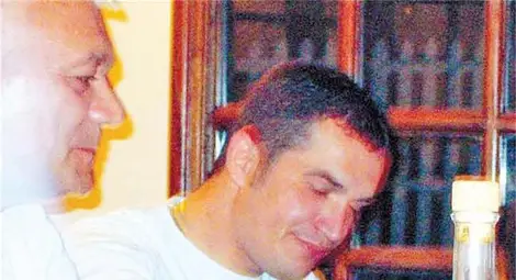 Геро управлява точенето на карти от Кения, жени се за мис Африка, президентът му ходи на крака