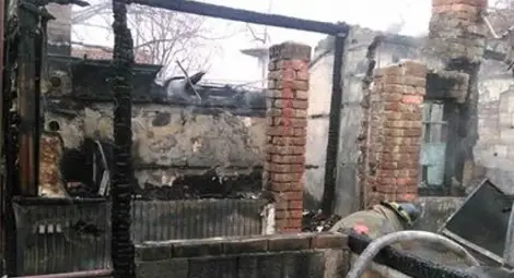 Млада жена дари майчинските си на семейство с изгорял дом