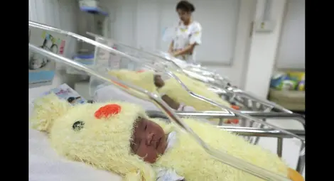 Болница облича новородените като пилета 