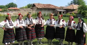 Двама професори с корени в Чилнов чакат „Чилновските баби“ на фолклорен фест в Турция