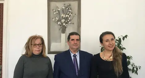 Отляво надясно: Галина Дочева, дъщеря на проф. Дочо Дочев, проф. Степан Терзиян от РУ и директорката на МГ Галина Бобева. 				         Снимка: &bdquo;Утро&ldquo;