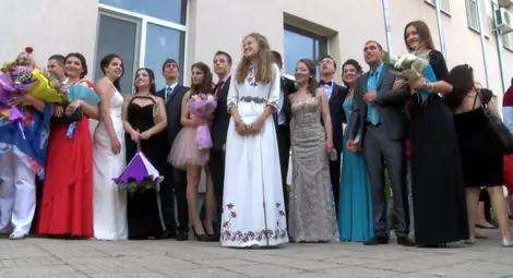 Абитуриентка от Казанлък събра погледите с етно рокля (видео)