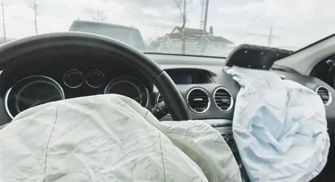 Застраховател иска 4000 лева от общината за потрошена в шахта кола