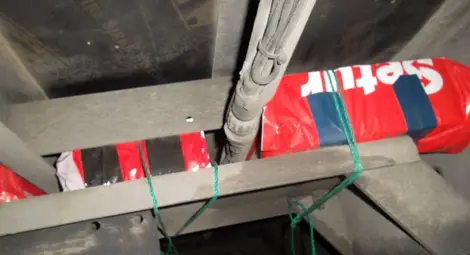 Ноу-хау: Връзват контрабандни цигари за дъното на камионите