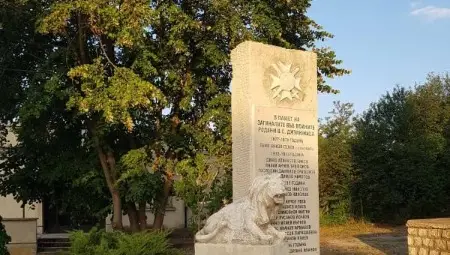 Скулпторът Дилян Хубанов е ремонтирал и освежил паметника на загиналите във войните в село Джулюница. Снимка: Марий ПЕЙЧЕВ Скулпторът Дилян Хубанов е ремонтирал и освежил паметника на загиналите във войните в село Джулюница. Снимка: Марий ПЕЙЧЕВ