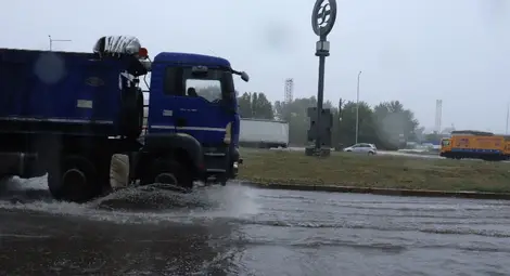 Над 180 л./кв. м. гони дъжда на места в Русенско, нивото на река Янтра  се повиши с близо метър и половина.  Областният управител следи ситуацията денонощно