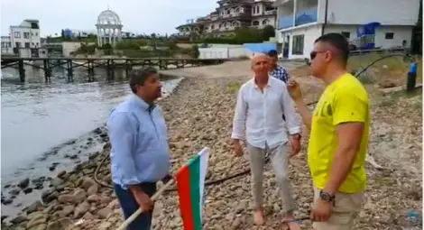 "Да, България" атакува по вода имот, свързан с Доган "Да, България" атакува по вода имот, свързан с Доган