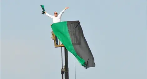 Забраниха на фен да гледа мачове, той си нае кран (ВИДЕО)