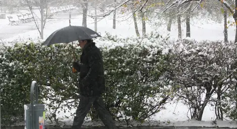 Сняг вали в много райони на страната, оранжев код е обявен в пет области