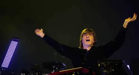 И Жан Мишел Жар бяга от Франция