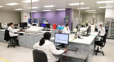 Фармацевтичният гигант, разработващ COVID-ваксината, ще произведе 3 млрд. дози