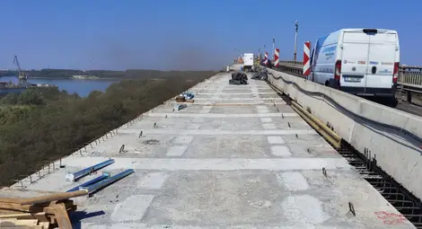 85 нови стоманобетонови панела са монтирани при ремонта на Дунав мост при Русе