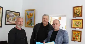 Кметът Пламен Стоилов разгледа  обновения Клуб на художниците