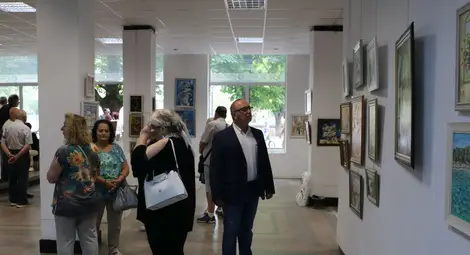 Изложба събира различните лица на лятото в галерията на „Борисова“ 6 в Русе Изложба събира различните лица на лятото в галерията на „Борисова“ 6 в Русе