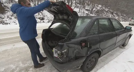 Патрулка удари кола, глобиха водача за несъобразено ниска скорост