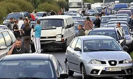 Над 100 коли се натресоха във верижна катастрофа в Англия 