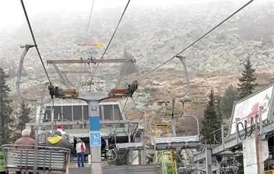 Жена вися 30 минути с малки близнаци на лифта в Банско