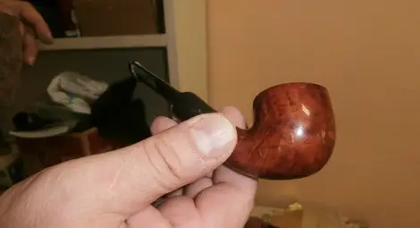 Русенски художник прави лули от торфен дъб на 5000 години