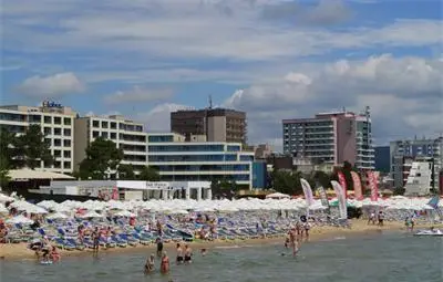 След три дни работа продавачка сви оборота и замина на море с гаджето си