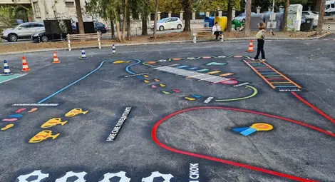 Цветни стикери за интерактивни игри радват децата на три места в Русе