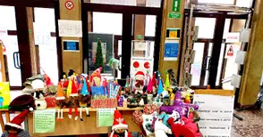 Подслонени от „Добрия самарянин“ хора откриха Коледен щанд в библиотеката