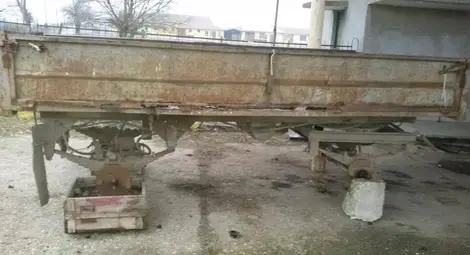 Крадци разфасовали общинско ремарке Крадци разфасовали общинско ремарке