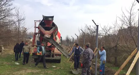 До четвъртък всички участъци от оградата на регистрационно-приемателния център в Харманли ще бъдат затворени и укрепени