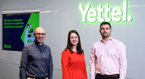 На снимката от ляво надясно: Иван Комитски, старши експерт, „Пазарни проучвания“; Маргита Колчева, старши съветник „Устойчиво развитие“; Боян Иванович, директор „Корпоративни комуникации“ На снимката от ляво надясно: Иван Комитски, старши експерт, „Пазарни проучвания“; Маргита Колчева, старши съветник „Устойчиво развитие“; Боян Иванович, директор „Корпоративни комуникации“