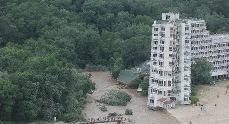 Вижте драматични кадри от днешните евакуации (ВЪЗДУШНИ СНИМКИ)
