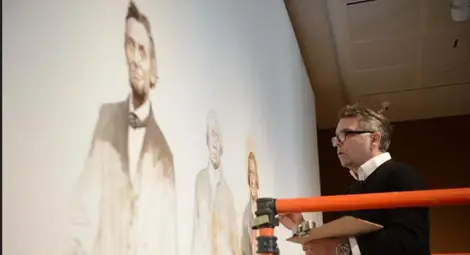 Росен на скелето, рисува президентите на XIX век. 		               Снимки: Личен архив