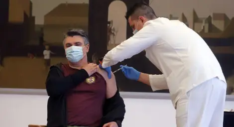 Ваксинираха президента на Хърватия и министри пред камери