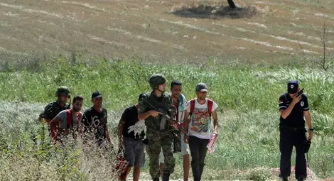 Хванаха 16 мигранти с наши регистрационни карти на границата