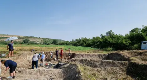 Британски студенти карат лятната си практика на разкопки в Русенско
