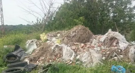 Нива край &bdquo;Рибарска колиба&ldquo; превърната в сметище през извънредното положение
