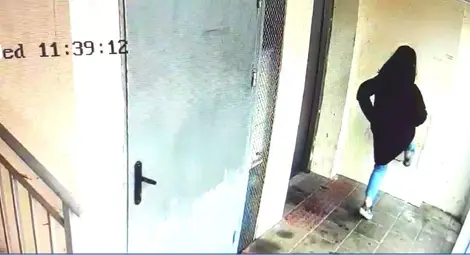 Момиче издъни с ритници стена на пасарелката на &bdquo;България&ldquo;