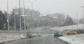 В първия снежен ден 27 машини чистиха пътищата в областта