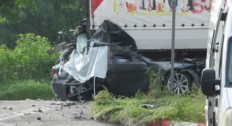 Абитуриентка и 22-годишен младеж загинаха в ужасяваща катастрофа в Русе /галерия/