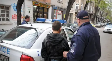 Детска банда ограбила 40-годишен мъж в парка