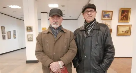 Живописците Маньо Манев и Цоню Цонев посрещаха първите посетители на изложбата, часове преди официалното й откриване вечерта.                                                          Снимка: Авторът