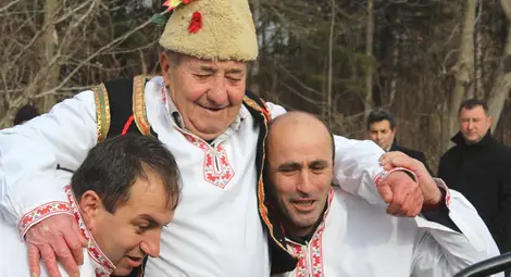 „Сухо шише се суши на шосе“ пак ще брои чашките на Дядовден „Сухо шише се суши на шосе“ пак ще брои чашките на Дядовден