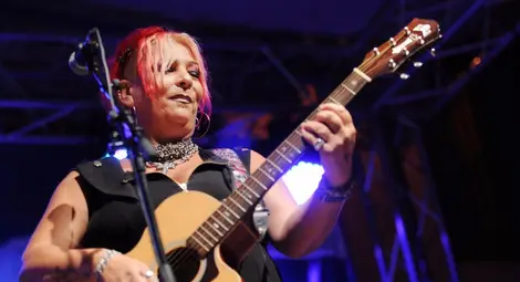 Милена, Габи и &bdquo;Найден Киров&ldquo; пеят и играят на площада в новогодишната нощ