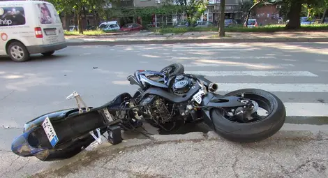 Каската спаси живота на млад моторист в тежка катастрофа