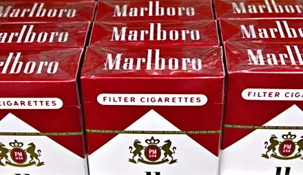 Шестима си поделиха глобата за 800 кутии нелегални цигари