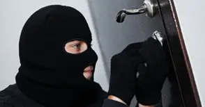 Злато и голяма сума пари откраднати от жилище, докато стопаните са на почивка