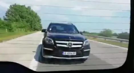 Опасно шофиране на &bdquo;Тракия&rdquo;: Черен джип притиска автомобил на пътя