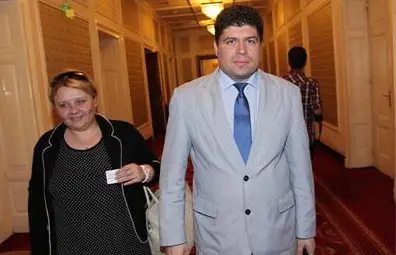 Лични шофьори и служебни коли и за секретарките на "земеделското семейство"