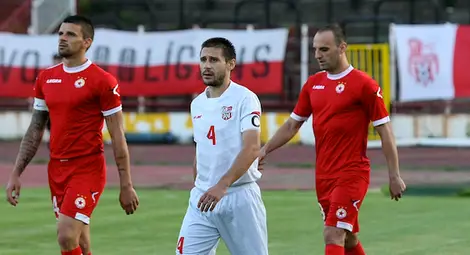 Хубенов /в бял екип/ се раздаваше във всеки мач. Снимка: Архив Хубенов /в бял екип/ се раздаваше във всеки мач. Снимка: Архив