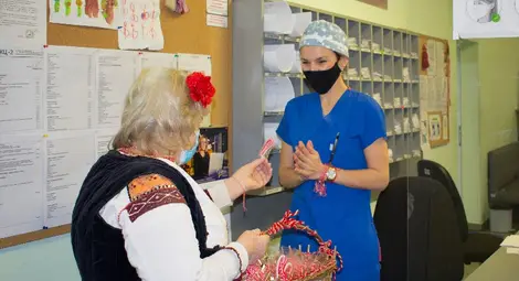 Баба Марта върза над  800 мартеници в &bdquo;Медика&ldquo;